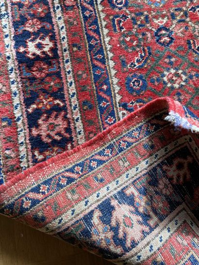 null PERSE

3 tapis fond rouge et fond bleu, décor de rinceaux

On joint : un petit...