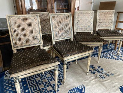 null Suite de 6 chaises cannées laquées crème et bleu

Style Louis XVI

90 x 50 x...