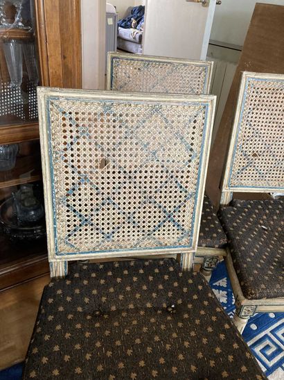 null Suite de 6 chaises cannées laquées crème et bleu

Style Louis XVI

90 x 50 x...