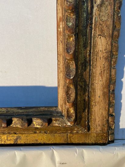 null Cadre en bois sculpté et doré à profil renversé à décor de godrons

Italie,...