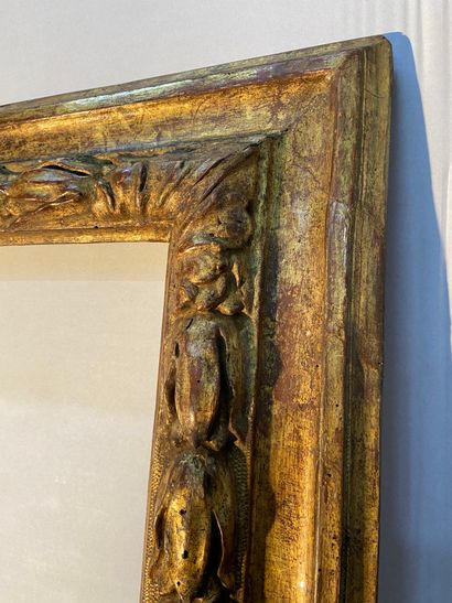 null Carved and gilded wood frame with inverted profile and laurel leaves frieze...