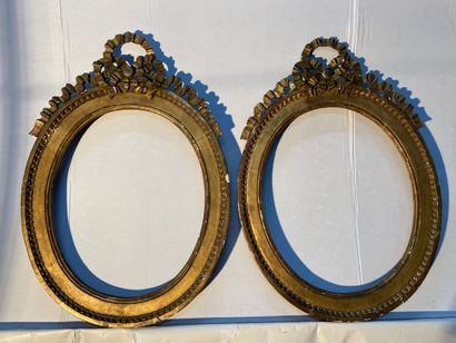 Two oval frames that can form a pair in carved...