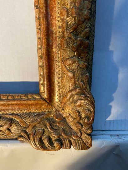 null Cadre en bois sculpté et doré à décor Bérain

Epoque Louis XIV

40 x 32 x 7...