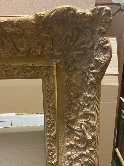 null Cadre en bois et stuc patiné doré à décor Bérain

Style Louis XIV, XXème

71,5...