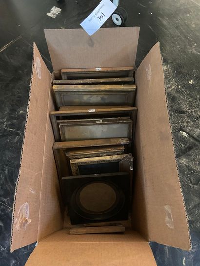 Lot of 14 small frames with miniatures in...
