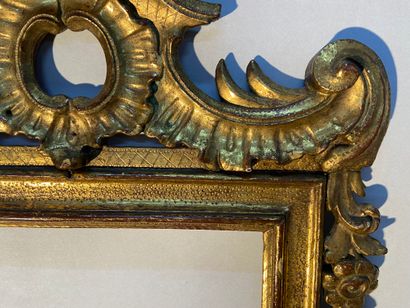 null Carved and gilded wood frame with falls and pediment decoration and reparure...