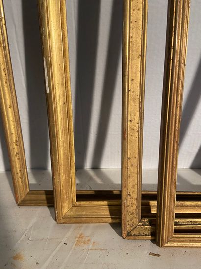 null Lot de cinq baguettes en bois mouluré et doré de style Louis XVI, XIXème