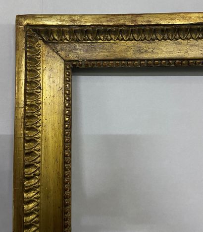 null Carved and gilded wood frame decorated with rais-de-perles and rais-de-cœurs...