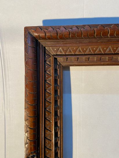 null Cadre en bois naturel sculpté à décor de frises d'éléments géométriques

XIXème

48...