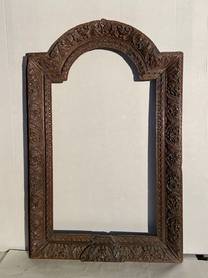 null *Carved natural wood frame with acanthus frieze and stylized flowers 

Louis...