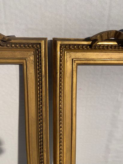 null Pair of small gilded stucco frames decorated with ribbon and pearls

Louis XVI...