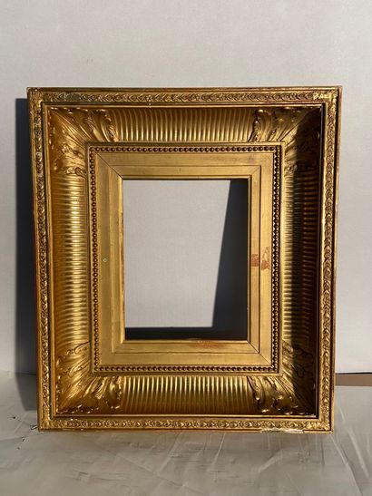 null Wood and gilded stucco frame with canals

19th century

18 x 23 x 13 cm 

Ref9...