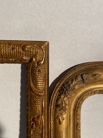 null Deux cadres en bois et pâte doré, l'un de style Louis XIV à décor Bérain, l'autre...