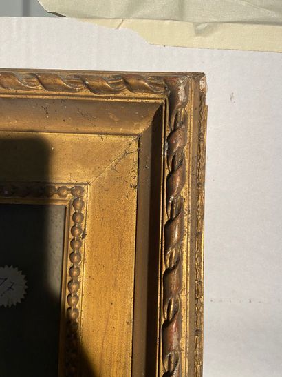 null Wood and gilded paste frame decorated with pearls and ribbons

Neoclassical...