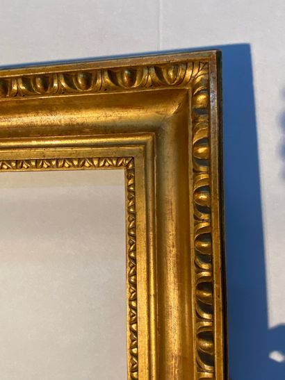 null Carved and gilded wood frame decorated with pearls and canals

Italy, 19th century

31...