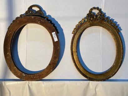 null Two oval frames that can form a pair in carved and gilded oak, decorated with...