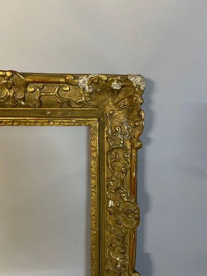 null *Cadre en chêne sculpté et doré à décor Bérain

France, époque Louis XIV 

81...