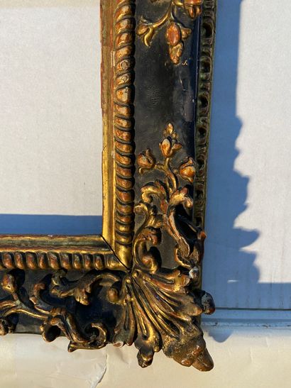 null Cadre en chêne sculpté et doré et rechampi noir à décor de rinceaux baroques

Europe...