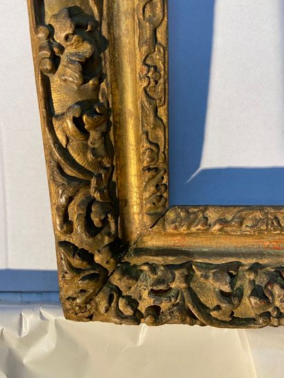 null Cadre en bois sculpté et doré à décor de rinceaux fleuris

Angleterre, XVIIème

87...