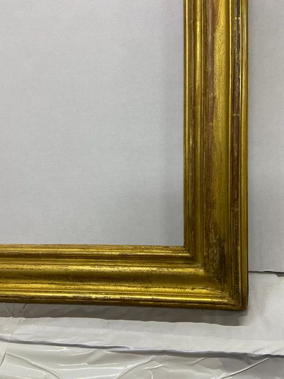 null Pair of molded and gilded wood frames

France, 19th century

51 x 67 x 6 cm...