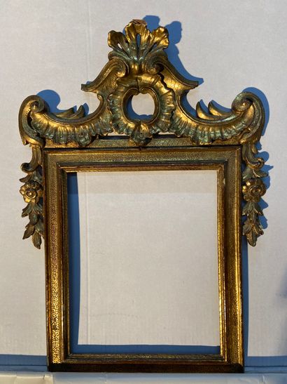 null Carved and gilded wood frame with falls and pediment decoration and reparure...