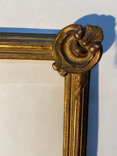 null Baguette en bois sculpté et doré à décor de coquilles dans les angles

France,...