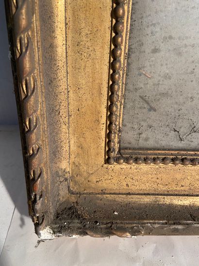 null Wood and gilded paste frame decorated with pearls and ribbons

Neoclassical...