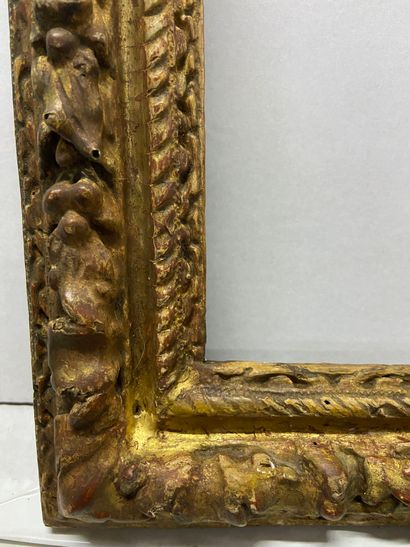 null Carved and gilded wood frame decorated with laurel leaves 

Louis XIII period

23,5...