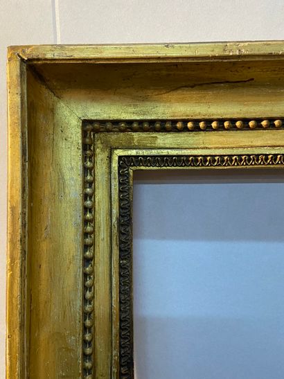 null Wood and gilded paste frame decorated with rais-de-c urs and rais-de-perles

19th...