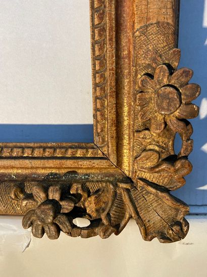 null Cadre en bois sculpté anciennement doré à décor de coins à fleurs

Epoque Louis...