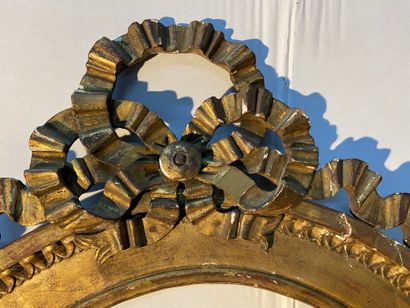  Deux cadres ovales pouvant former paire en chêne sculpté et doré, à décor de rais-de-c...