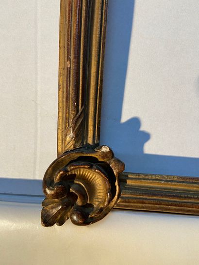 null Baguette en bois sculpté et doré à décor de coquilles dans les angles

France,...