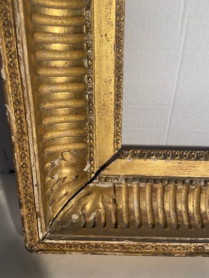 null Carved and gilded oak and paste frame decorated with rais-de-c urs, rais-de-perles...