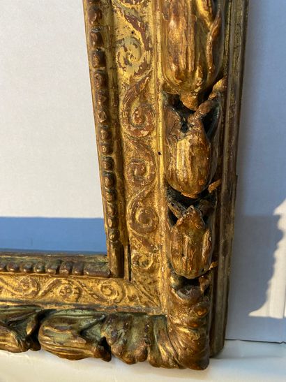 null Carved and gilded limewood frame decorated with pearls and laurel leaves

(restorations)

Provence,...