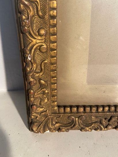 null Baguette en bois et stuc doré à décor Bérain

Style Louis XIV, XIXème

58 x...