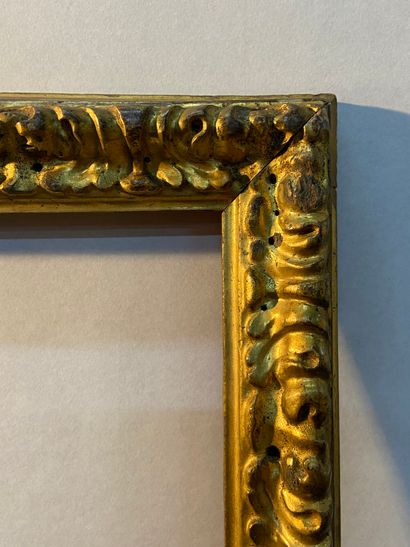 null Baguette en bois sculpté et doré à décor de frises d'acanthes stylisées

Bologne...