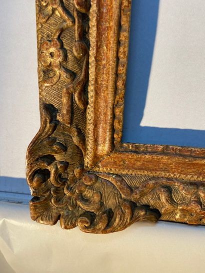 null Cadre en bois sculpté et doré à décor Bérain

Epoque Louis XIV

40 x 32 x 7...