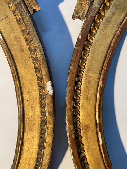  Deux cadres ovales pouvant former paire en chêne sculpté et doré, à décor de rais-de-c...