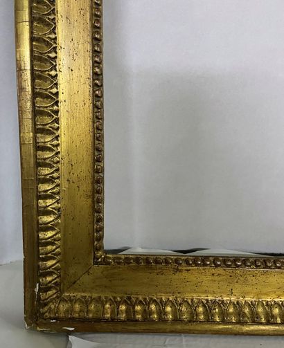 null Carved and gilded wood frame decorated with rais-de-perles and rais-de-cœurs...