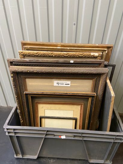 Lot of 19 frames and rods, in wood and gilded...