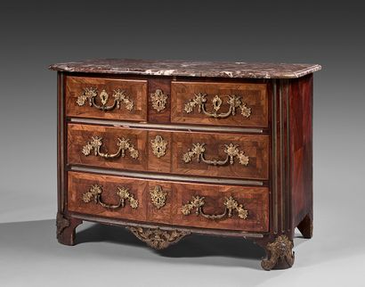null Chest of drawers inlaid with quartefoil, frieze or rosewood; slightly arched...
