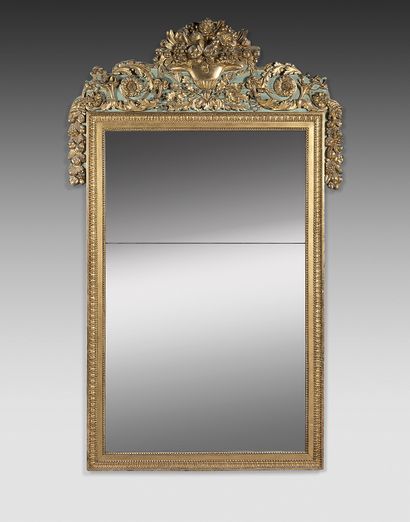 null Grand miroir en bois sculpté et doré et rechampi gris-bleu à décor de raies-de-perles...