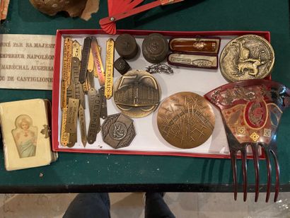 null Lot including medals (3), Spanish comb ? 4 fans, 3 of which are paper fans,...