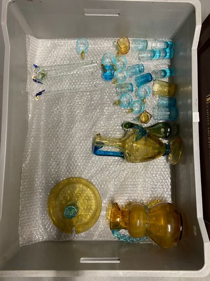 null Un lot de verreries jaune et bleue comprenant bombonnière, pichet, carafe, verres...