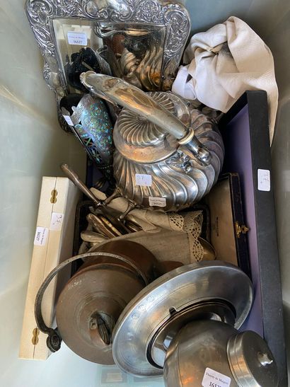 null Lot of copper and pewter including pitcher

A lot of silver plated cutlery,...