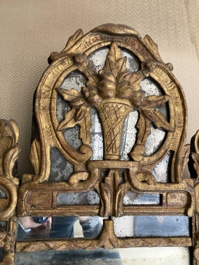 null Miroir en bois mouluré sculpté et doré à décor en fronton de pêches de vigne,...