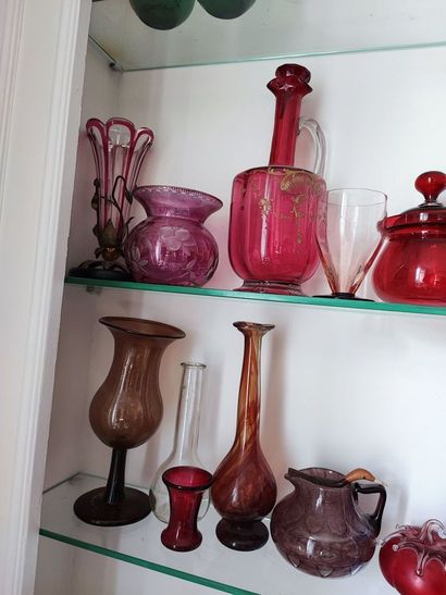 null Lot de verreries de couleurs comprenant vases, pots couverts, bonbonnières,