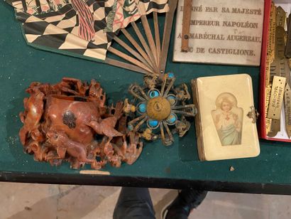 null Lot including medals (3), Spanish comb ? 4 fans, 3 of which are paper fans,...