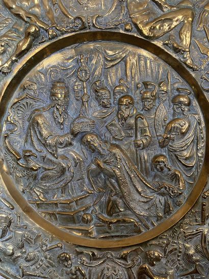 null Grand plateau en cuivre à décor d'une scène de couronnement de Charlemagne "Carlus...