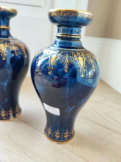 null SEVRES

Paire de vases balustres en porcelaine, fond bleu poudré et doré, à...